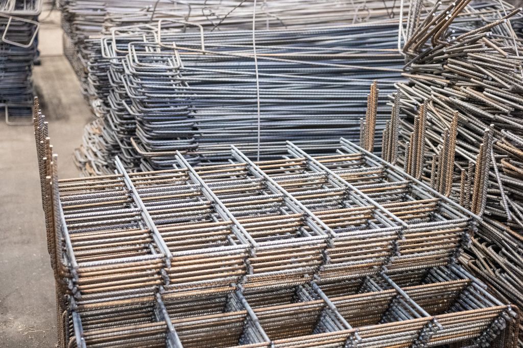Stal zbrojeniowa hurtowo w hali produkcyjnej JFK Group